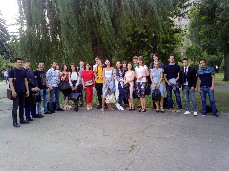 Students of the School of Medicine have visited the Botanical Garden as part of the "Curator's Hour" project