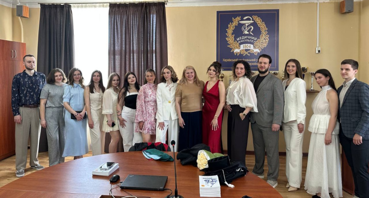 Урочисте привітання випускників від декана медичного факультету
